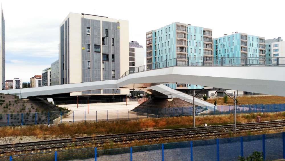 Pasarela Zabalgana sobre el Ferrocarril Madrid-Irún