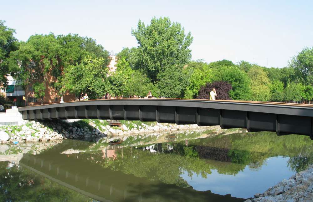 Pasarela de Almuñecar sobre el Río Manzanares