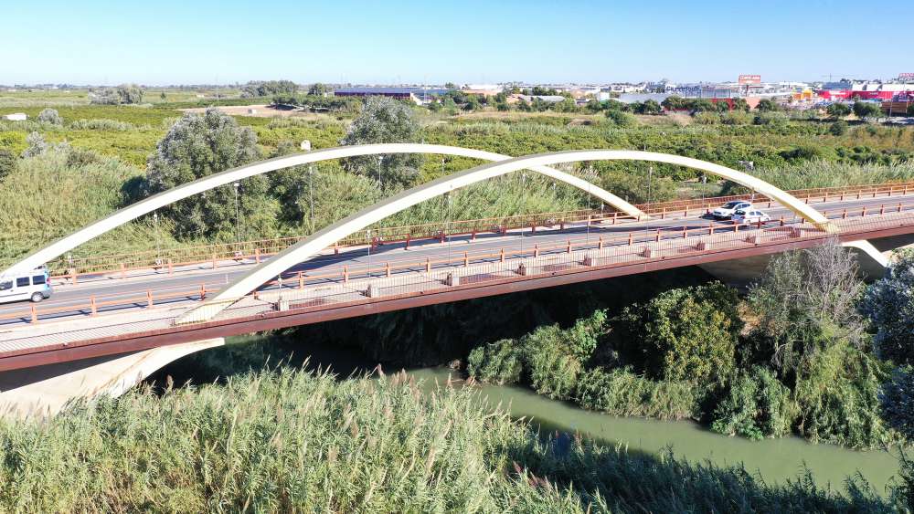 Puente arco sobre el río Júcar